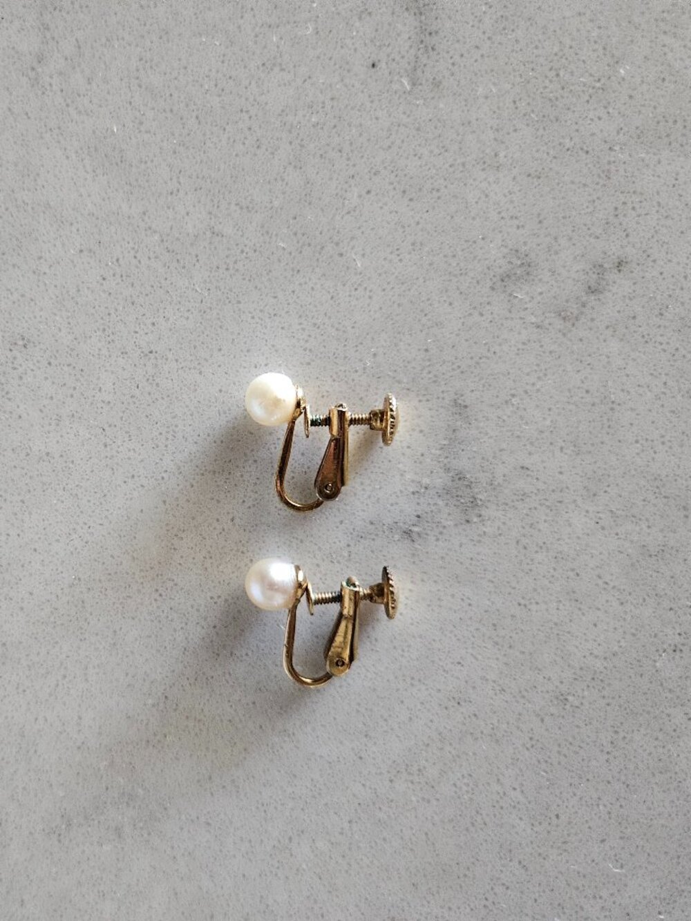 RARE AND VINTAGE PAIR OF MARVELLA PEARL AND GOLD SCREW-BACK EARRINGS